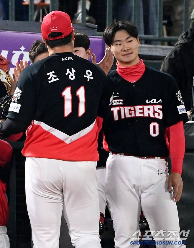 '갑자기?' 조상우 기습 포옹에 화들짝, 멋쩍었던 곽도규의 반응은?