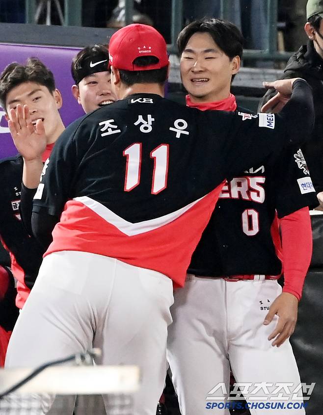 '갑자기?' 조상우 기습 포옹에 화들짝, 멋쩍었던 곽도규의 반응은?