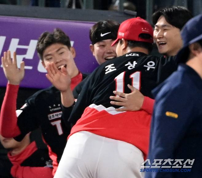 '갑자기?' 조상우 기습 포옹에 화들짝, 멋쩍었던 곽도규의 반응은?