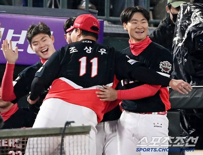 '갑자기?' 조상우 기습 포옹에 화들짝, 멋쩍었던 곽도규의 반응은?