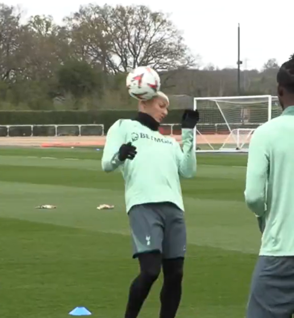 “토트넘 이럴거면 준결승 포기해” 훈련 중 장난치는 ‘부진 듀오’ 모습에…팬들 ‘극대노’