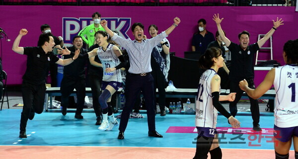 女배구 도로공사 김종민 감독, 같은팀 코치에 폭행-명예훼손 혐의로 피소