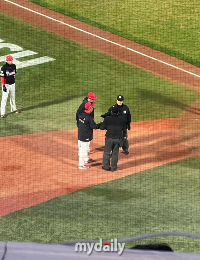 '20분' 넘게 심판과 대화 나눈 이범호 감독, 왜 격렬히 항의했나?