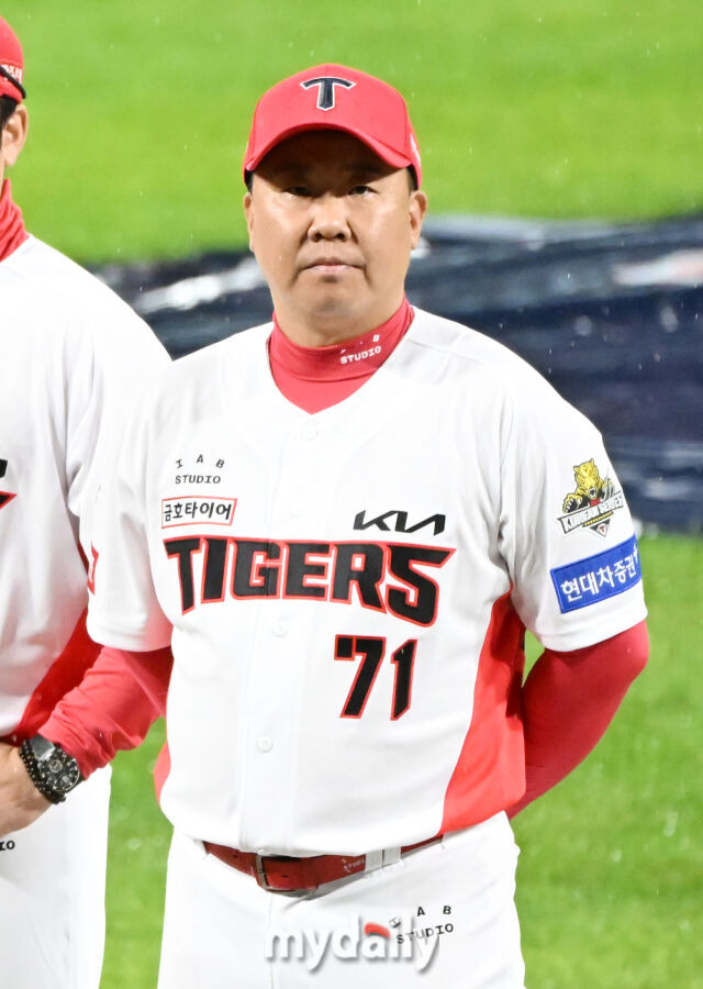 '20분' 넘게 심판과 대화 나눈 이범호 감독, 왜 격렬히 항의했나?