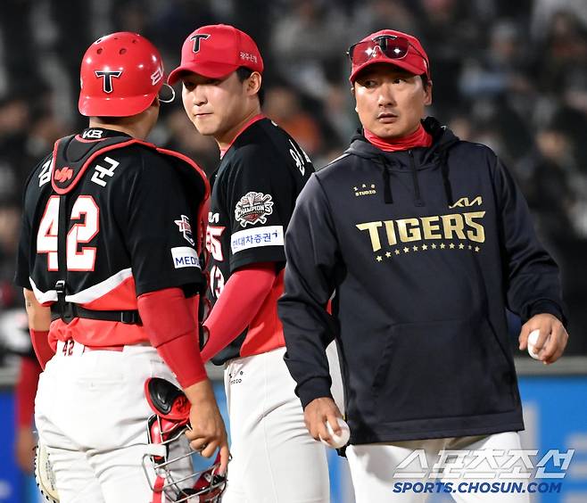 눈물쏟은 윤영철의 '악몽', 2회 아웃카운트 하나도 못잡았다…2G 연속 극악 부진→'홈런 포함 6안타' 롯데에 난타 [부산리포트]