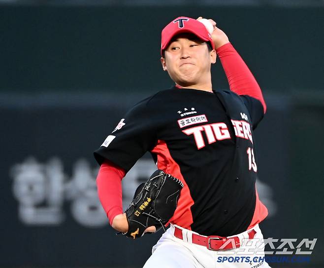 눈물쏟은 윤영철의 '악몽', 2회 아웃카운트 하나도 못잡았다…2G 연속 극악 부진→'홈런 포함 6안타' 롯데에 난타 [부산리포트]