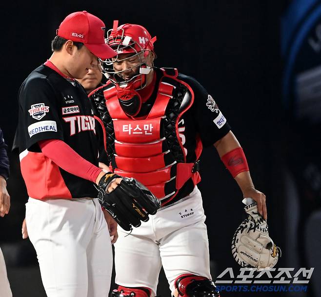 눈물쏟은 윤영철의 '악몽', 2회 아웃카운트 하나도 못잡았다…2G 연속 극악 부진→'홈런 포함 6안타' 롯데에 난타 [부산리포트]