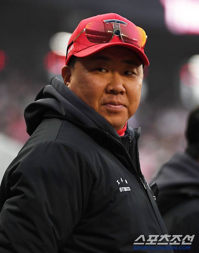 발끈한 꽃감독의 '20분' 추가 항의 → 뒤늦은 해명…K-피치클락의 숨겨진 규정? 심판은 뭐라고 답했나 [부산포커스]