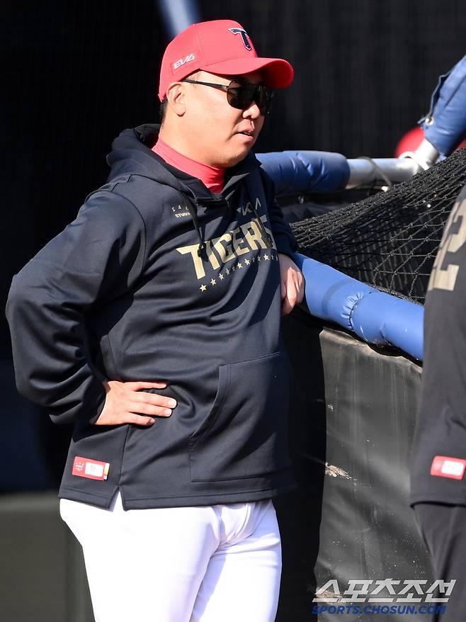 발끈한 꽃감독의 '20분' 추가 항의 → 뒤늦은 해명…K-피치클락의 숨겨진 규정? 심판은 뭐라고 답했나 [부산포커스]