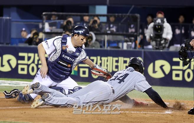 좌타자 못 잡았다→더블 스틸 '멘붕'→우타 통타...잭 로그 또 무너졌다 [IS 냉탕]