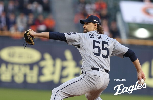 '와이스 괴력투-35년만 한 이닝 5도루' 한화, 두산 꺾고 위닝시리즈
