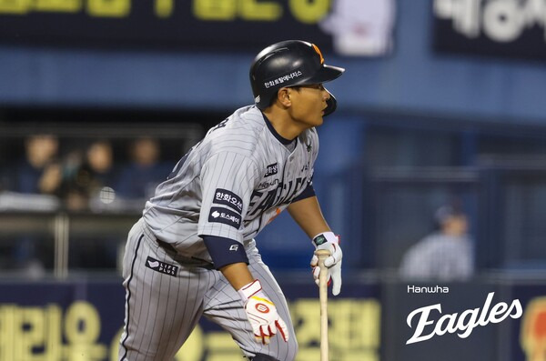 '와이스 괴력투-35년만 한 이닝 5도루' 한화, 두산 꺾고 위닝시리즈