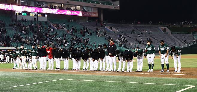 득점권 침묵, 또 침묵… 3득점 이하 69% SSG, 이대로는 불펜도 다 죽는다