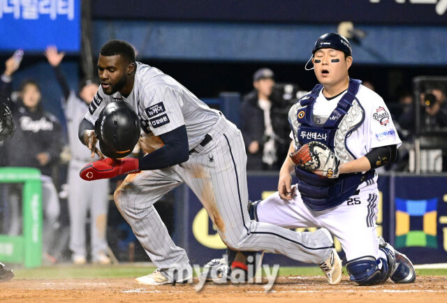 '이중 도루→도루→도루→도루' 35년 만에 나온 대기록…김경문 감독