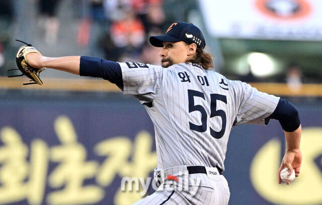 '이중 도루→도루→도루→도루' 35년 만에 나온 대기록…김경문 감독