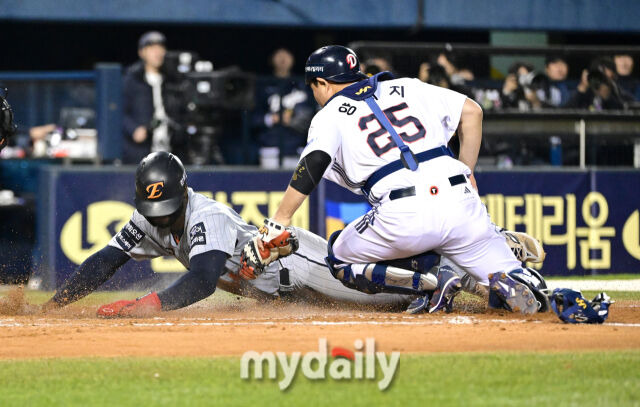 '이중 도루→도루→도루→도루' 35년 만에 나온 대기록…김경문 감독