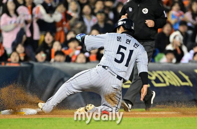 '이중 도루→도루→도루→도루' 35년 만에 나온 대기록…김경문 감독
