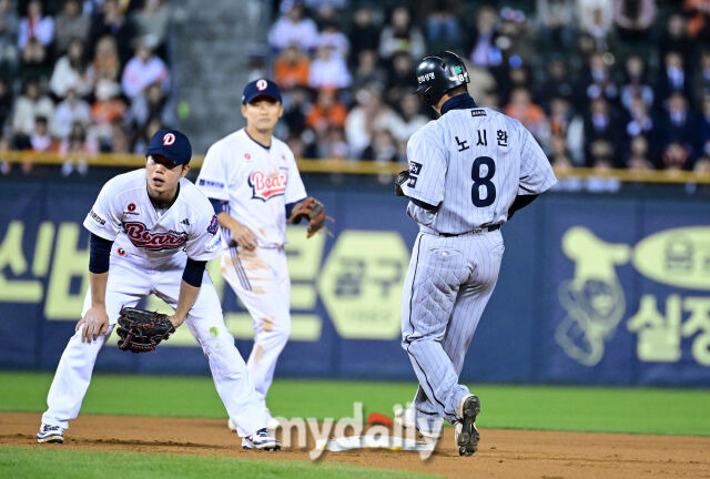 '이중 도루→도루→도루→도루' 35년 만에 나온 대기록…김경문 감독