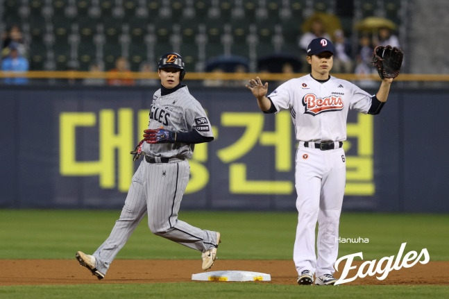 '노시환이 걸어서 2루 갔다' 양의지-ML 좌완 홀린 '한 이닝 5도루', 한화는 어떻게 35년 만에 진기록 해냈나