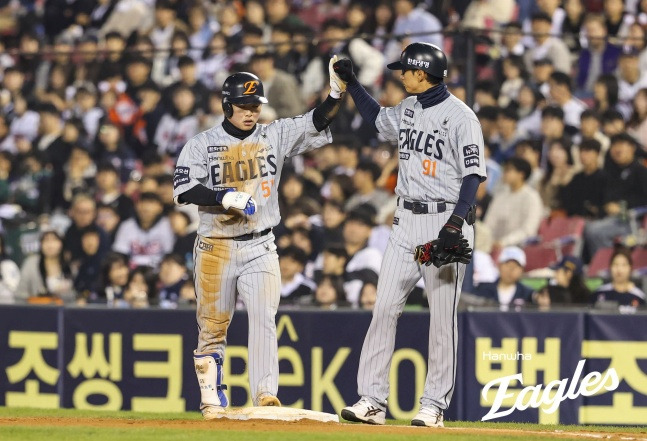 '노시환이 걸어서 2루 갔다' 양의지-ML 좌완 홀린 '한 이닝 5도루', 한화는 어떻게 35년 만에 진기록 해냈나