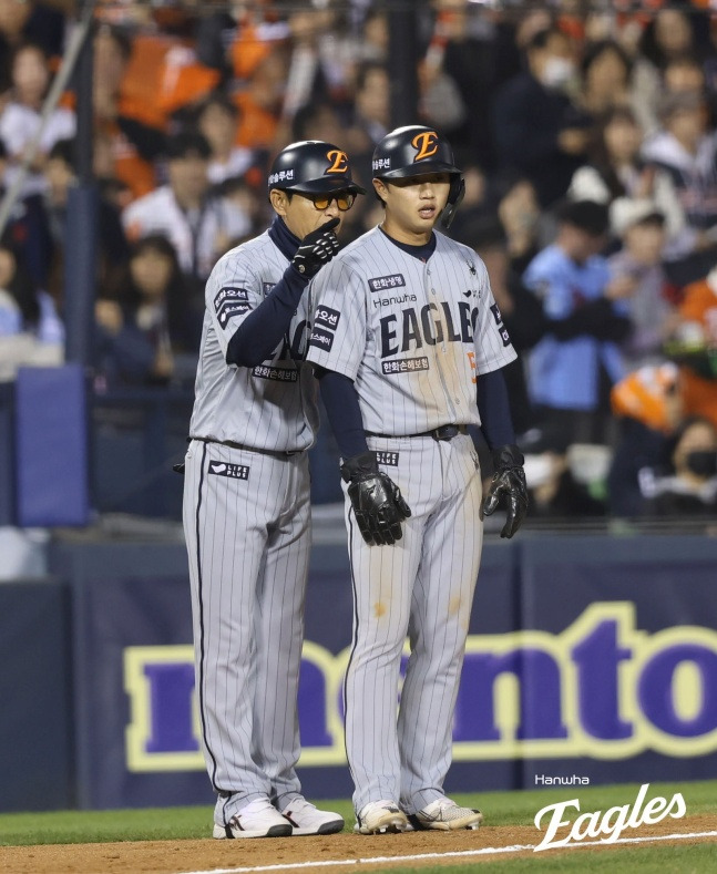 '노시환이 걸어서 2루 갔다' 양의지-ML 좌완 홀린 '한 이닝 5도루', 한화는 어떻게 35년 만에 진기록 해냈나