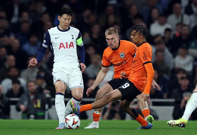 손흥민, 감아차기 작렬! 포로 환상 백힐 득점…'골대불운' 토트넘, 유로파 8강 아쉬운 무승부→'SON 우승' 위해 2차전 총력