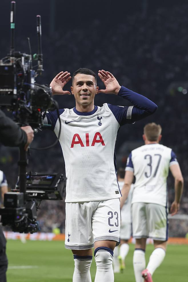 손흥민, 감아차기 작렬! 포로 환상 백힐 득점…'골대불운' 토트넘, 유로파 8강 아쉬운 무승부→'SON 우승' 위해 2차전 총력