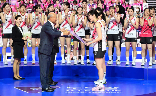 진통제 맞고 출전 투혼, 배구 팬들도 울컥…정관장 아름다웠던 봄, 캡틴도 잊지 못한다