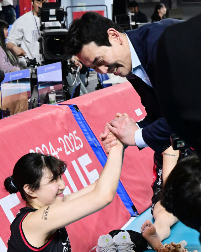 진통제 맞고 출전 투혼, 배구 팬들도 울컥…정관장 아름다웠던 봄, 캡틴도 잊지 못한다