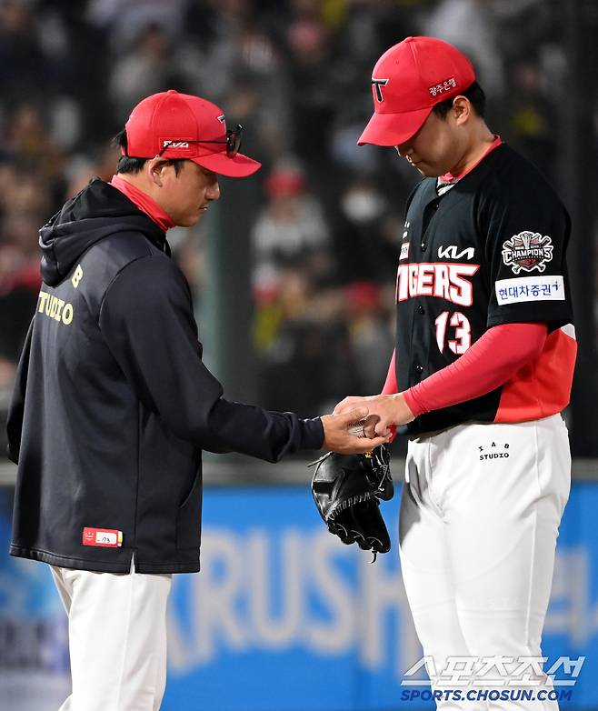 '정말 덕아웃에서 눈물 흘렸나' 충격의 2G 12실점 강판→3년차 해법 찾을까