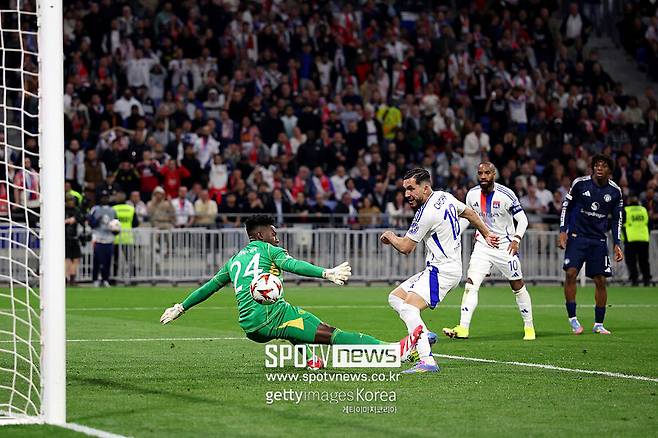 '이것이 프랑스 축구의 추악한 현실입니다' 프랑스 경찰, 맨체스터 원정 팬들 향해 최루탄 발사...난투극 방지 위한 조처로 보여