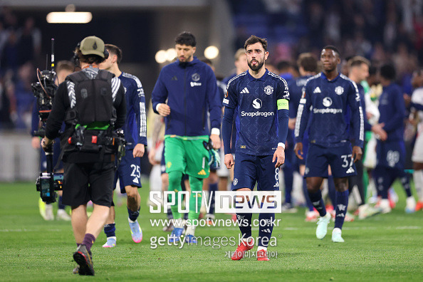 '이것이 프랑스 축구의 추악한 현실입니다' 프랑스 경찰, 맨체스터 원정 팬들 향해 최루탄 발사...난투극 방지 위한 조처로 보여