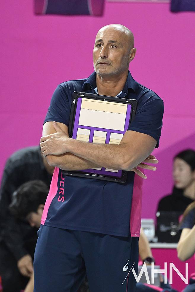 '항의 트럭'에 심판 판정까지...아본단자 감독