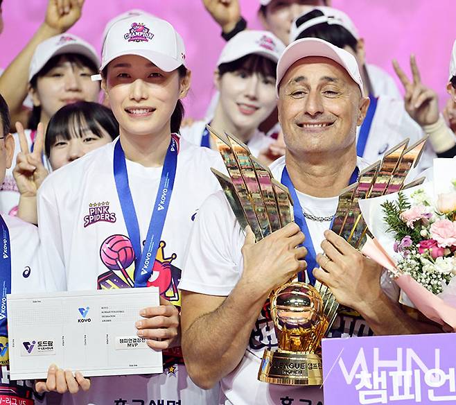 '항의 트럭'에 심판 판정까지...아본단자 감독