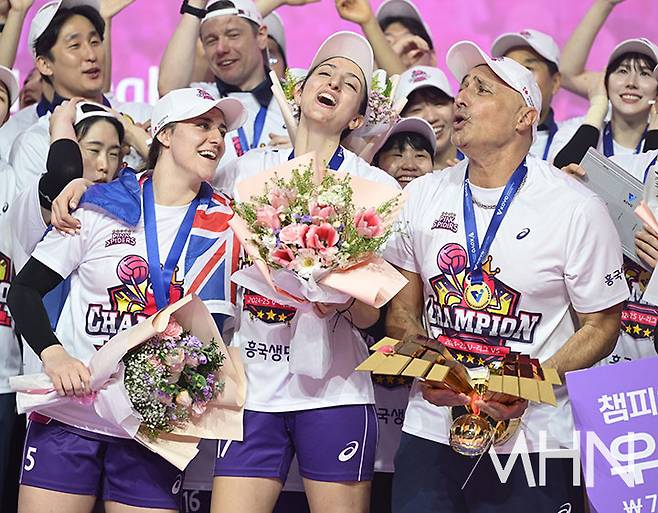 '항의 트럭'에 심판 판정까지...아본단자 감독