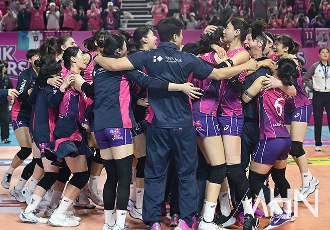 '항의 트럭'에 심판 판정까지...아본단자 감독