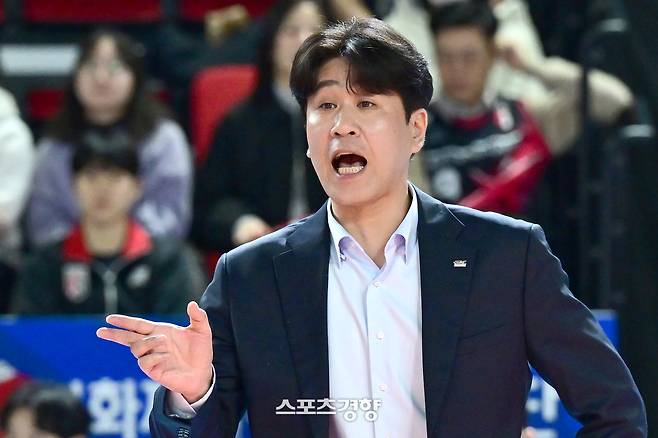 코치 폭행 혐의 피소된 도로공사 김종민 감독, 아쿼 드래프트서 첫 공식석상 “멱살을 잡거나 때린 사실 없어, 팬들에겐 죄송한 마음”