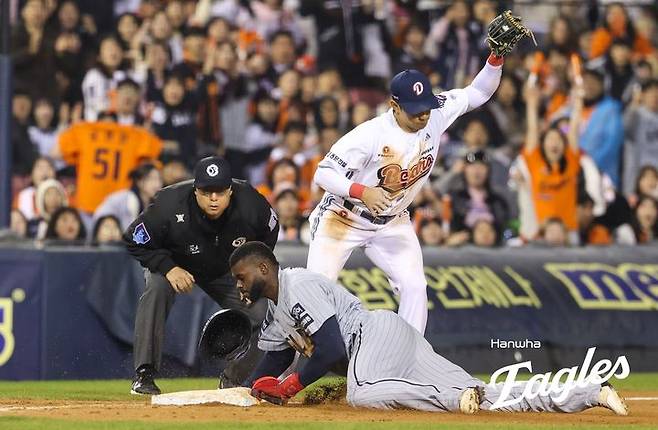 지난해 9위였는데...무려 '35년' 만의 진기록→LG 제치고 리그 1위 등극, '뛰는 팀' 거듭난 한화