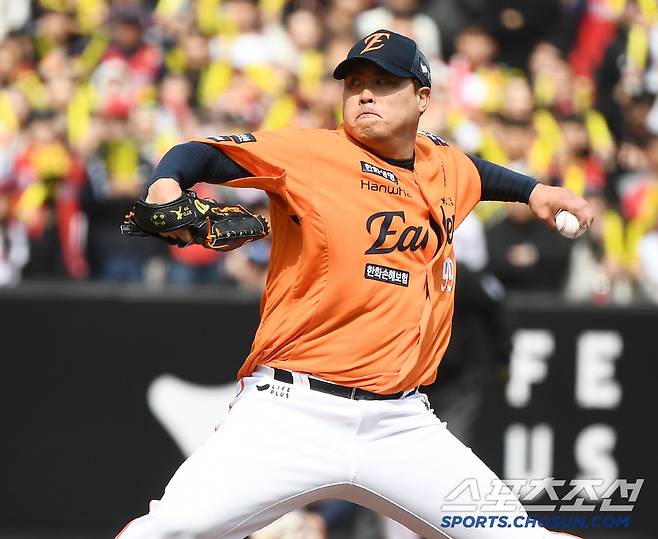 3G 타율 0.301→35년 만에 도루 기록까지…6년 만에 절친 맞대결, '크라이' 끝낼까