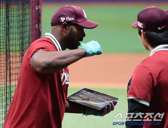 3G 타율 0.301→35년 만에 도루 기록까지…6년 만에 절친 맞대결, '크라이' 끝낼까