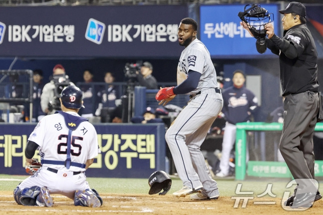 '이럴 수가' 152억 포수가 자동문이라니...초유의 1이닝 5도루 허용→도루저지율 8.3%, 무너진 최고 안방마님의 자존심