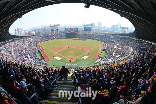 '벌써 19만명이 왔다' LG 관중 동원력 미쳤다, 개막 8경기 연속 완판 [MD잠실]