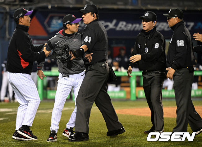 '분노의 욕설' 염경엽 감독 퇴장, 얼마나 화났으면 심판에게 '배치기'까지 했나 [오!쎈 잠실]