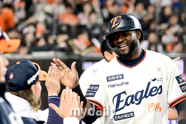 양키스 최고 유망주 드디어 터졌다! KBO 데뷔 첫 홈런 폭발, 8m 몬스터월 넘겼다…실책 후 속죄포, 문현빈 백투백 [MD대전]