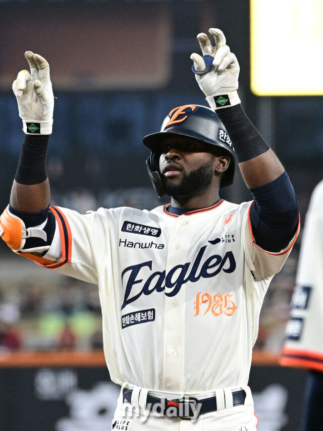 양키스 최고 유망주 드디어 터졌다! KBO 데뷔 첫 홈런 폭발, 8m 몬스터월 넘겼다…실책 후 속죄포, 문현빈 백투백 [MD대전]