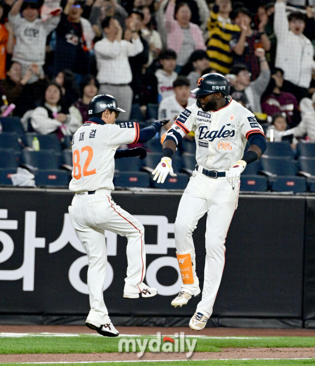 타율 꼴찌 한화 잊어주세요, 회장님 오신 날 17안타 12점 미쳤다…플로리얼&문현빈 몬스터월 넘기고, 류현진 첫 승 '탈꼴찌' [MD대전]