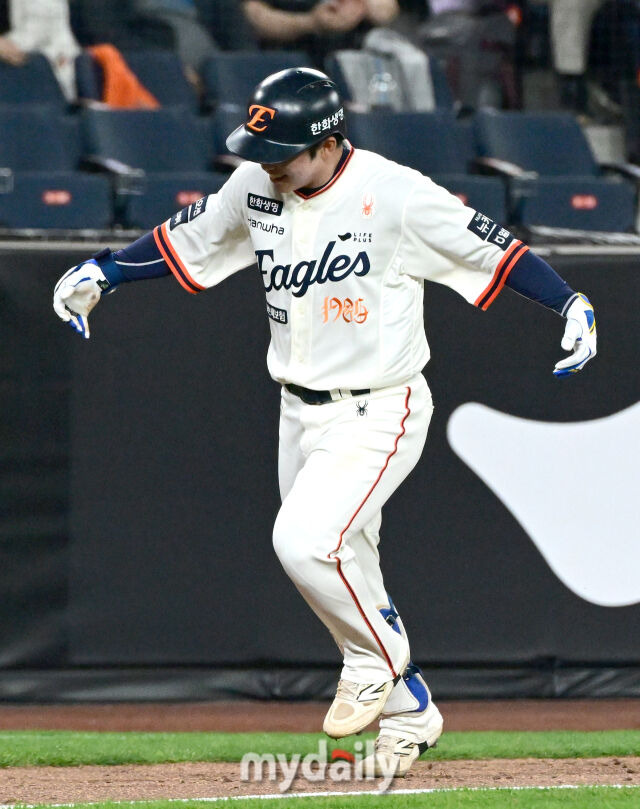 타율 꼴찌 한화 잊어주세요, 회장님 오신 날 17안타 12점 미쳤다…플로리얼&문현빈 몬스터월 넘기고, 류현진 첫 승 '탈꼴찌' [MD대전]