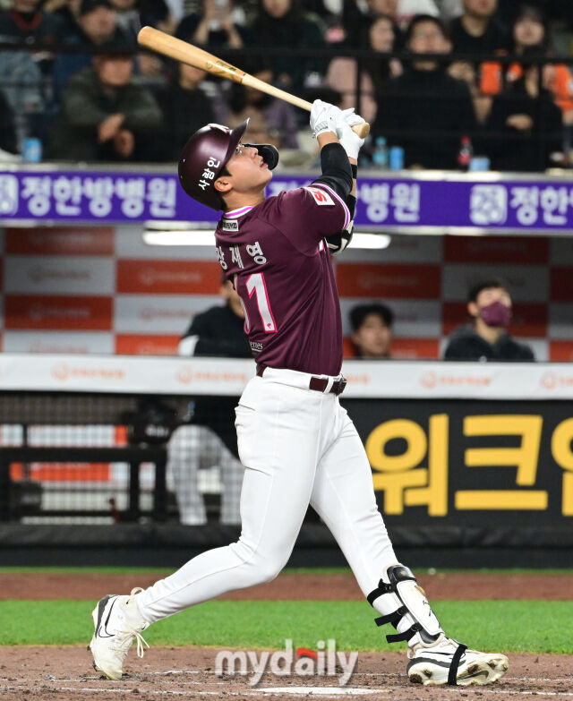 타율 꼴찌 한화 잊어주세요, 회장님 오신 날 17안타 12점 미쳤다…플로리얼&문현빈 몬스터월 넘기고, 류현진 첫 승 '탈꼴찌' [MD대전]