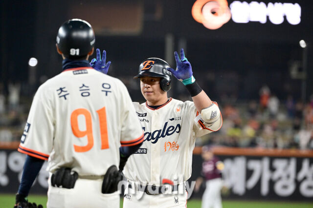 타율 꼴찌 한화 잊어주세요, 회장님 오신 날 17안타 12점 미쳤다…플로리얼&문현빈 몬스터월 넘기고, 류현진 첫 승 '탈꼴찌' [MD대전]