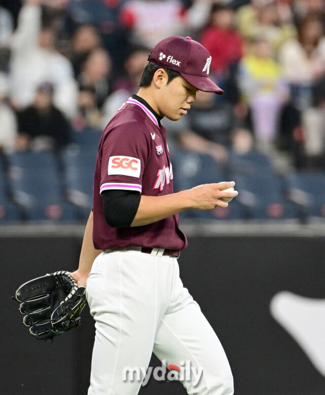 타율 꼴찌 한화 잊어주세요, 회장님 오신 날 17안타 12점 미쳤다…플로리얼&문현빈 몬스터월 넘기고, 류현진 첫 승 '탈꼴찌' [MD대전]